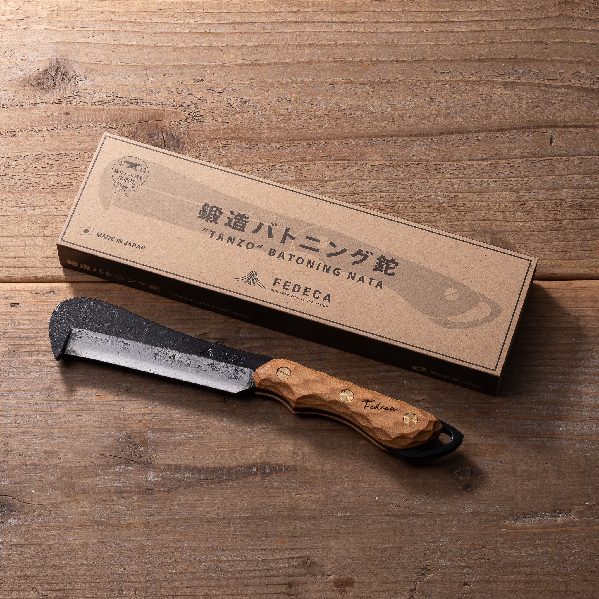 【強化木】鍛造バトニング鉈 名栗ホワイト 16,500円